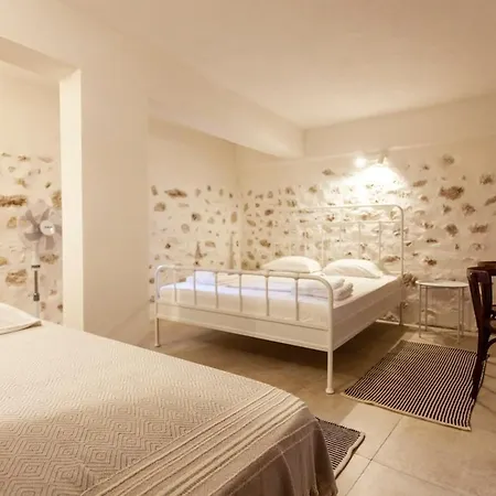 Authentic Stone House With Courtyard In Apartmán