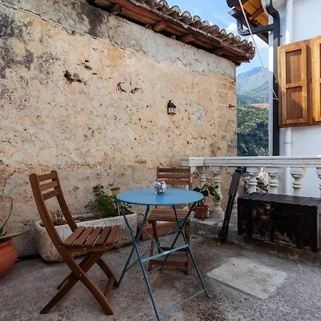 Authentic Stone House With Courtyard In Apartman Dhërmi