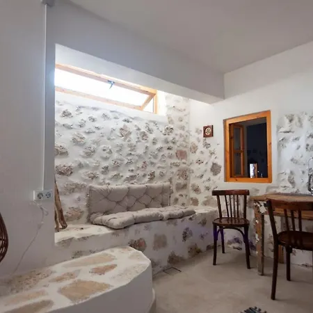 Authentic Stone House With Courtyard In Apartman Dhërmi