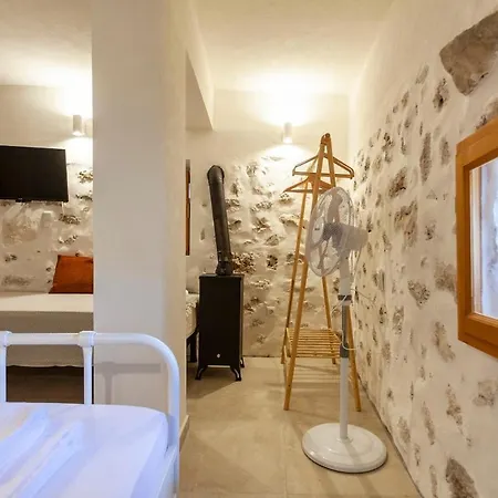 Authentic Stone House With Courtyard In Apartmán
