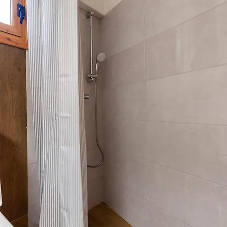 Authentic Stone House With Courtyard In Apartman Dhërmi
