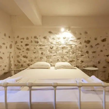 Authentic Stone House With Courtyard In Apartman *