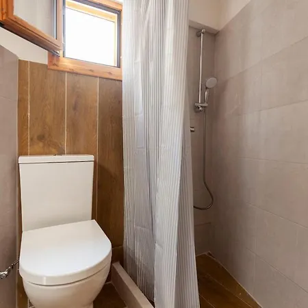 Authentic Stone House With Courtyard In Apartman Dhërmi
