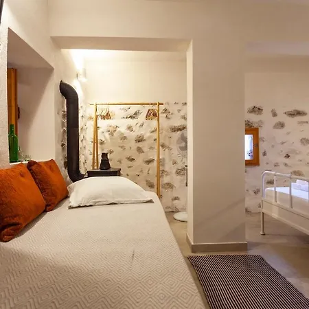 Authentic Stone House With Courtyard In Dhërmi