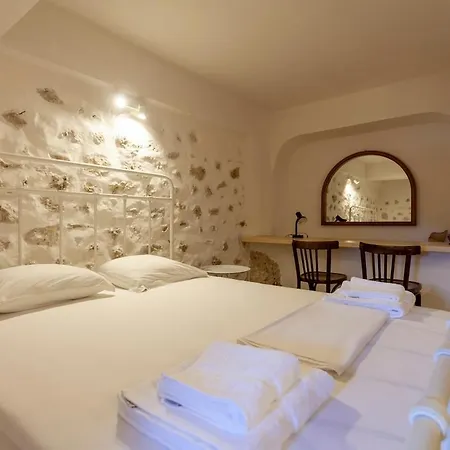 Authentic Stone House With Courtyard In Apartmán