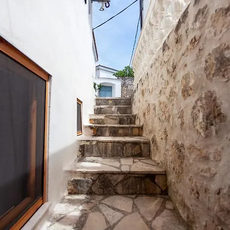 Authentic Stone House With Courtyard In Apartman Dhërmi